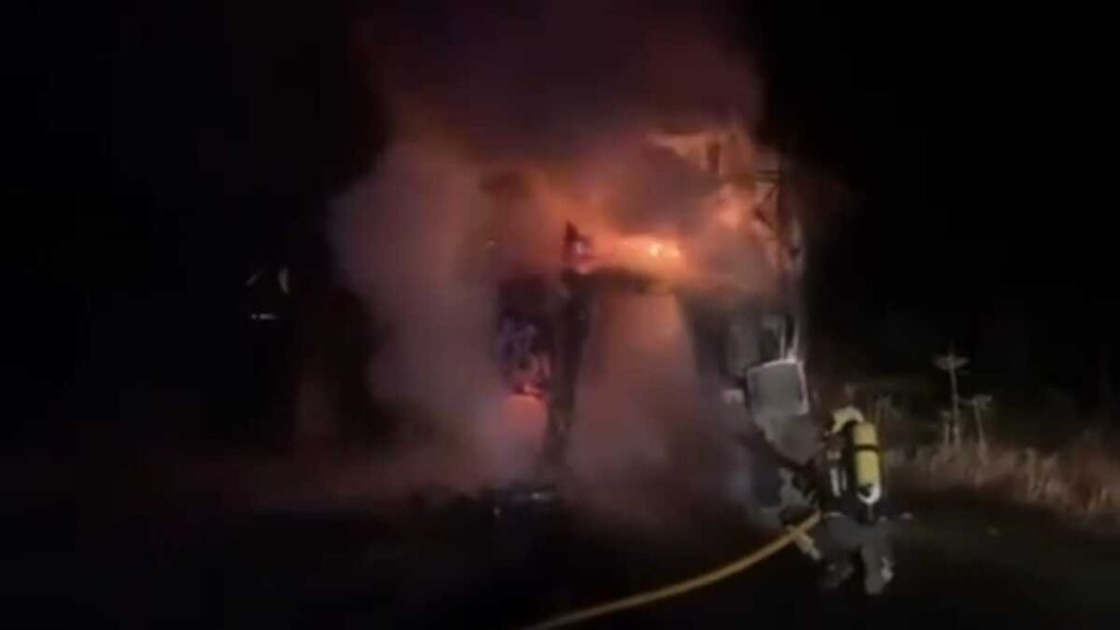 Arde una vendimiadora de madrugada en un camino de Daimiel