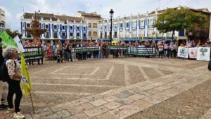 Más de 200 personas exigen en Valdepeñas medidas urgentes contra el vecino «matagatos» por maltrato animal y amenazas